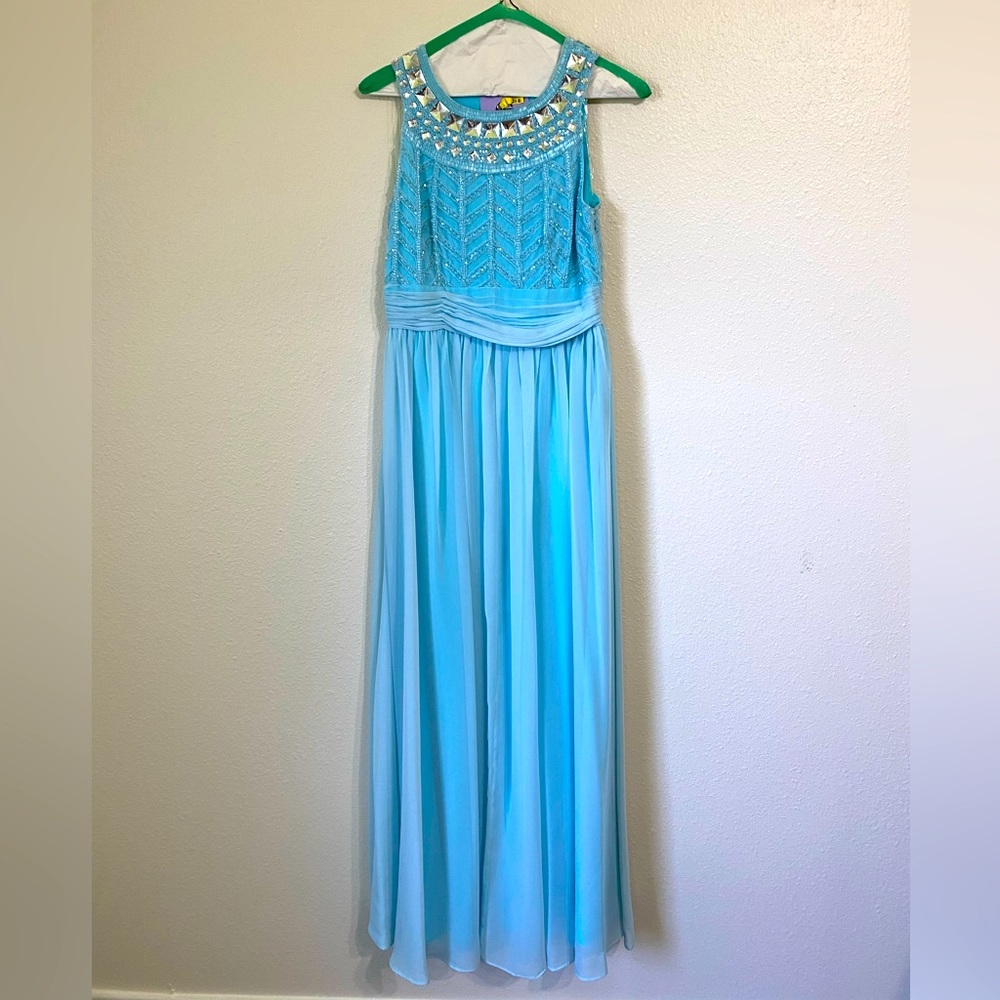 Light blue dress with elegance of the top of the dress.